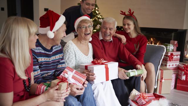 Familia celebrando la navidad