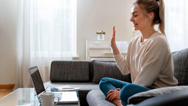 Mujer enfrente de un ordenador realizando una terapia online