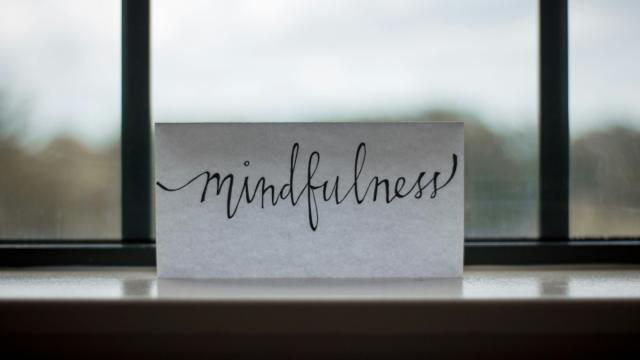 Mindfulness escrito en un papel colocado delante de una ventana